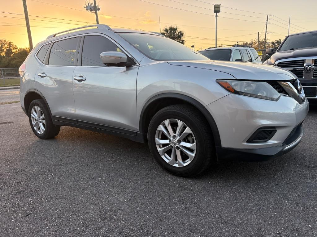 2015 Nissan Rogue SV's photo