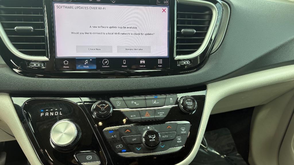 2024 Chrysler Pacifica Touring L - Photo 11