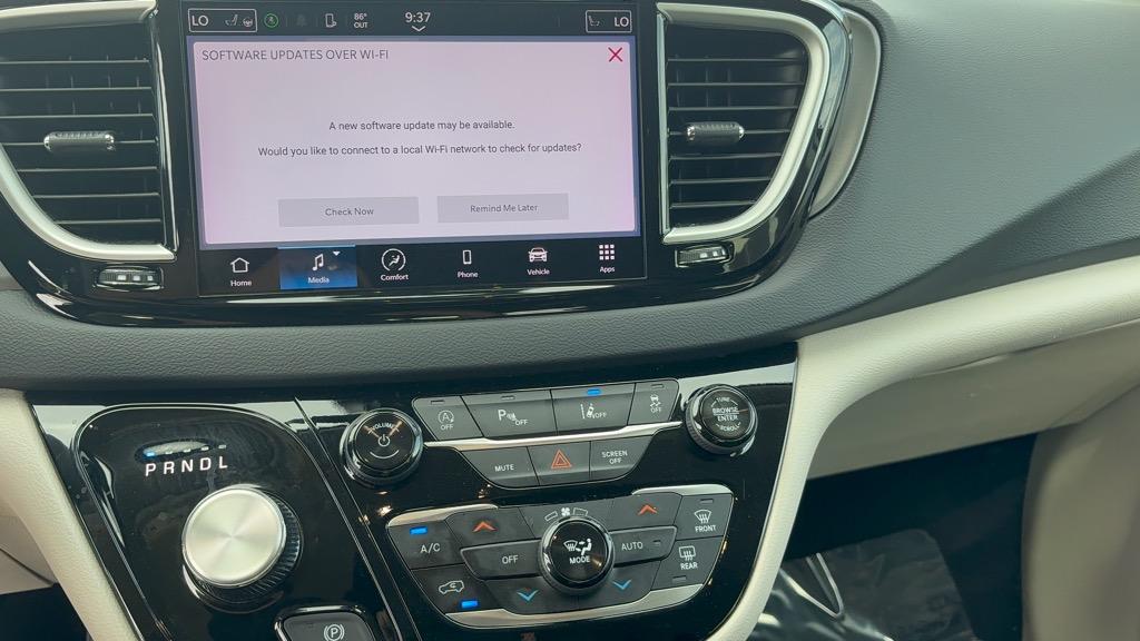 2024 Chrysler Pacifica Touring L - Photo 10